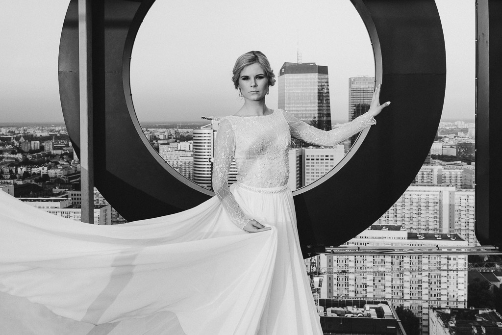 portet panny młodej na dachu w Warszawie Sesja ślubna na dachu